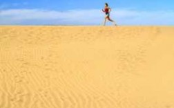 图集摄影在沙丘上奔跑作品（沙丘 摄影）